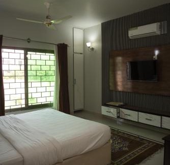 F-8 Sector House | Graceland House F8