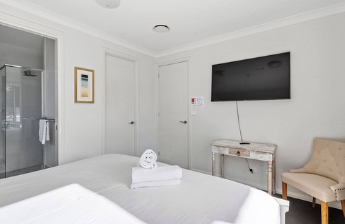 Narrawallee Apartment | Grahlie House - Iluka 1A - Brand new, custom-designed and stylish studio apartment