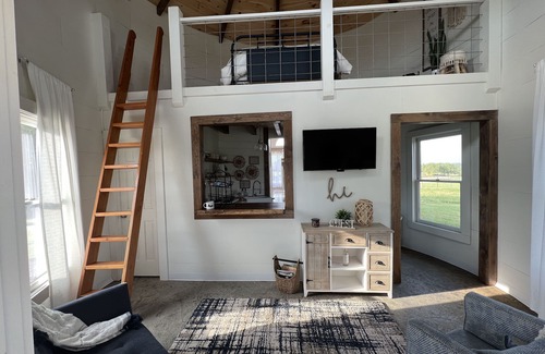 Red Boiling Springs Cottage | Grain Bin Farmhouse with Loft Bedroom