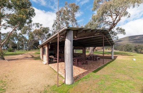 Halls Gap Cottage | Grampians Pioneer mudbrick Cottage