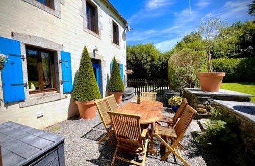 Sizun House | Granary at Kergudon Gîtes, family gîte with pool
