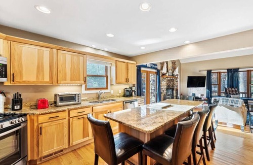 New Buffalo Cottage | Grand Beach Getaway – Hot Tub, Fire Pit & walk to the Lake | Weekend Restoration