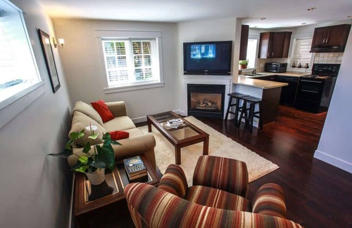 Central Lonsdale House | Grand Boulevard Retreat- quiet suite in North Vanc