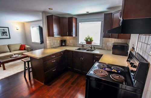 Central Lonsdale House | Grand Boulevard Retreat- quiet suite in North Vanc