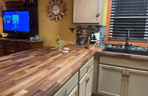 Meadview House | Grand Canyon 3bd/2ba with bonus rooms and bbq area/Pets OK