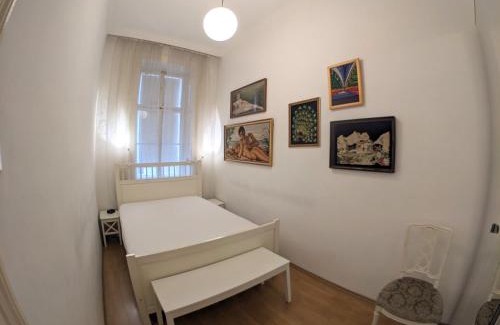 Stuwerviertel Apartment | Grand, Central 2BR Apartment