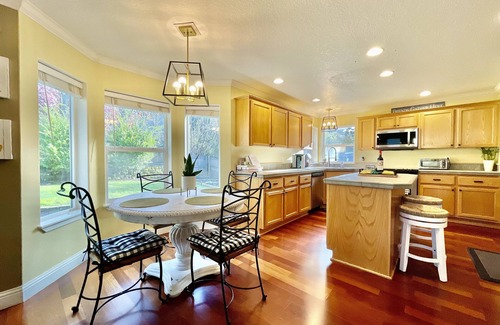 Beaverton House | Grand Entryway Vaulted ceiling near Nike Intel 7 beds w/10% Discount for 7 Days