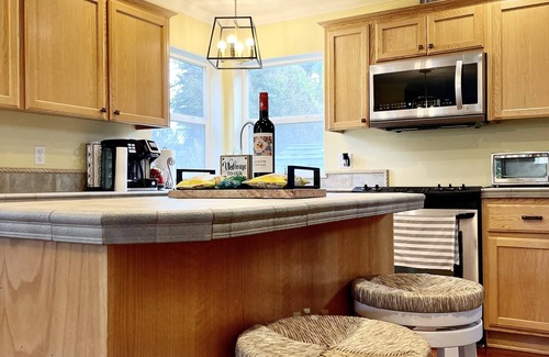 Beaverton House | Grand Entryway Vaulted ceiling near Nike Intel 7 beds w/10% Discount for 7 Days