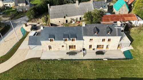 Landevant House | Grand gîte 8 personnes, calme, proche mer