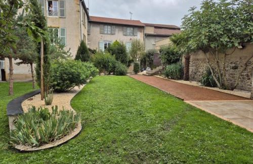 Regny House | Grand Gîte au cœur du village avec jardin