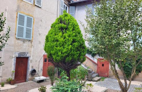 Regny House | Grand Gîte au cœur du village avec jardin
