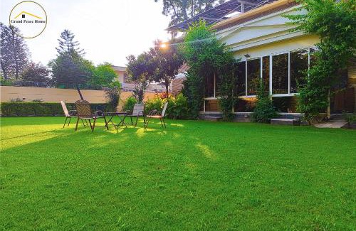 F-8 Sector Bed & Breakfast | Grand Peace House III