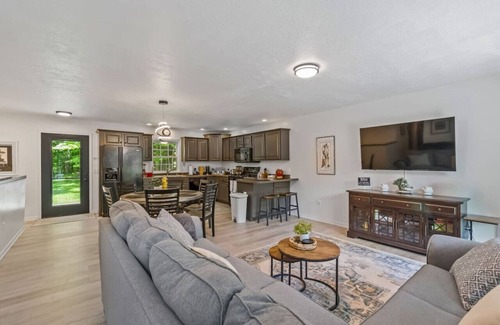 Howard House | Grand Ridge Grove: 3BR, 2.5BA Gathering Home