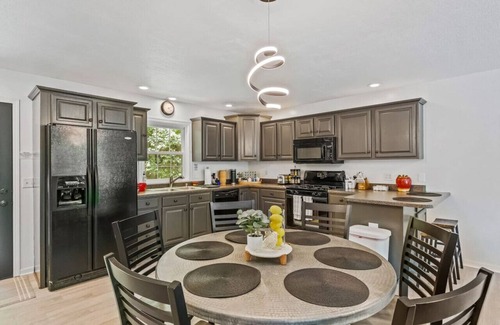 Howard House | Grand Ridge Grove: 3BR, 2.5BA Gathering Home