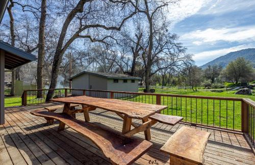 Kaweah House | Grand Riverside Retreat - Private Walkway to the River