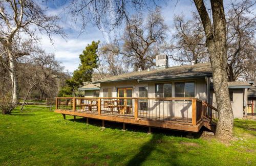 Kaweah House | Grand Riverside Retreat - Private Walkway to the River