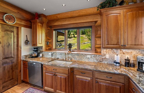Big Sky Cabin | Grand Ski Retreat | Hot Tub, Fireplace + Views!