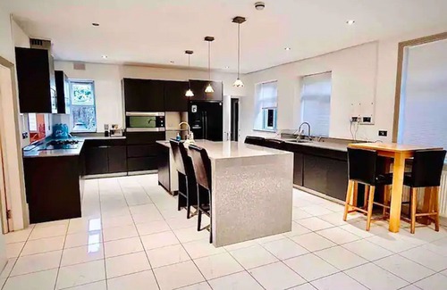 South Acton Apartment | Grand, Spacious 3bed 2bath with Garden and Hot Tub