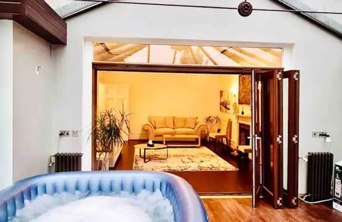 South Acton Apartment | Grand, Spacious 3bed 2bath with Garden and Hot Tub
