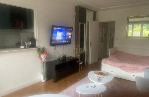 Adamville Apartment | Grand studio avec terrasse et jardin