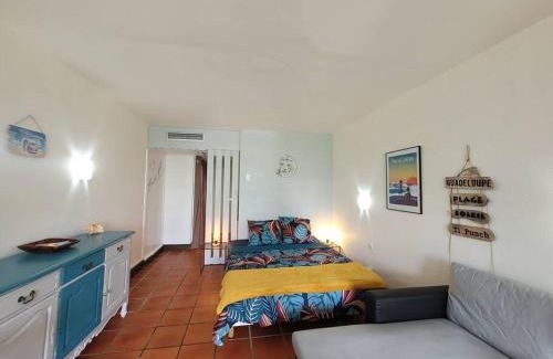 Anse des Rochers Apartment | Grand studio les pieds dans l'eau!