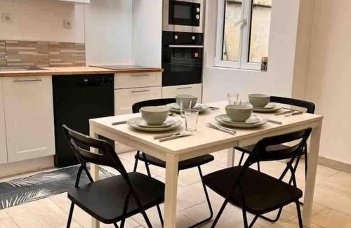 Roubaix House | Grande Maison Avec Court -proche Lille - a Cote mc Arthur Glen- Magasin Usine