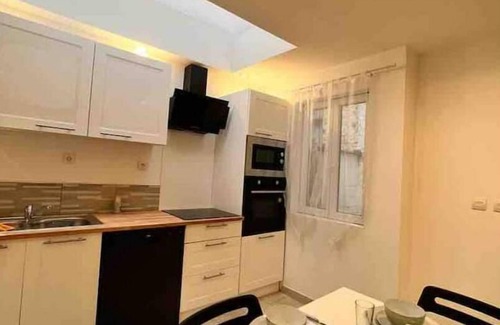 Roubaix House | Grande Maison Avec Court -proche Lille - a Cote mc Arthur Glen- Magasin Usine