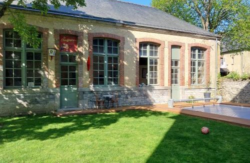 Laval House | Grande maison familiale plein centre vieux Laval