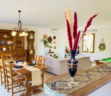 Montbouy House | Grande maison romantique avec jacuzzi intérieur & parking, à 1h30 de Paris