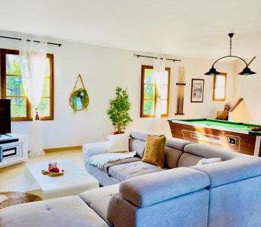 Montbouy House | Grande maison romantique avec jacuzzi intérieur & parking, à 1h30 de Paris