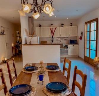 Montbouy House | Grande maison romantique avec jacuzzi intérieur & parking, à 1h30 de Paris