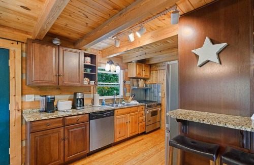 Foscoe Cabin | Grandfather Vista is a 3-bedroom true log cabin in charming Banner Elk with AC