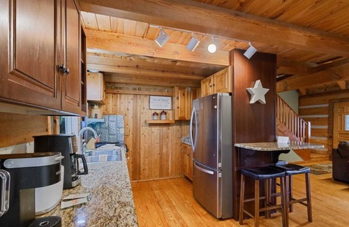 Foscoe Cabin | Grandfather Vista is a 3-bedroom true log cabin in charming Banner Elk with AC