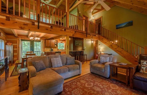 Foscoe Cabin | Grandfather Vista is a 3-bedroom true log cabin in charming Banner Elk with AC