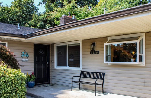 McMinnville House | Grandhaven Getaway: A Mid-Century Modern Retreat in Wine Country with Hot Tub!