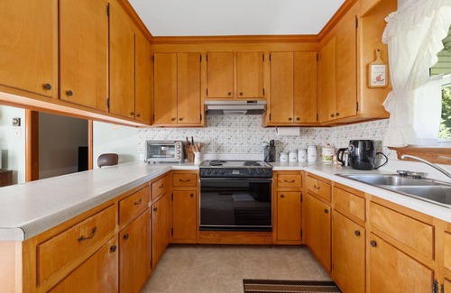 Moseley House | Grandmother's house on 2 sprawling acres in Moseley, VA is waiting for you!