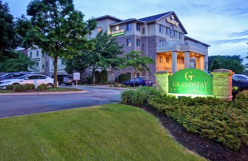 Historic Downtown La Crosse Hotel | GrandStay Hotel & Suites La Crosse
