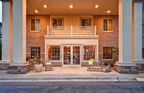 Historic Downtown La Crosse Hotel | GrandStay Hotel & Suites La Crosse