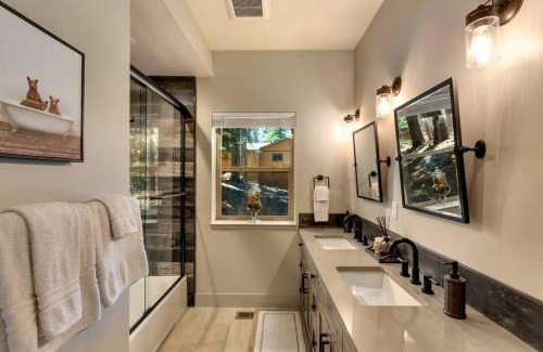 Country Club Estates House | Grandview Manor - Luxury - Hot tub - Stylish