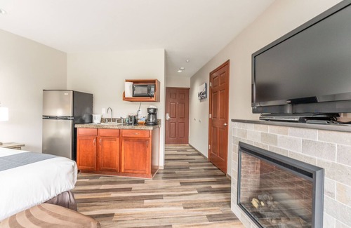 Chelan Apartment | Grandview River View 713! Waterfront King View Suite with River View!