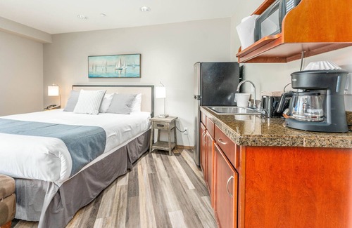 Chelan Apartment | Grandview River View 713! Waterfront King View Suite with River View!