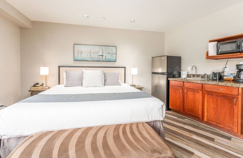 Chelan Apartment | Grandview River View 713! Waterfront King View Suite with River View!