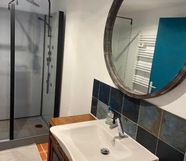 Saint-Etienne-de-Chigny House | Grange de caractère avec cour privée