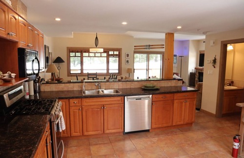 Rossland House | Granite Mountain Chalet E - Red Mountain Village sleeps 8