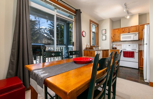 Village North House | GraniteCourt402: 1 bedroom in prime Village North location. Walk to Everything!