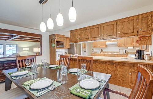 Grants Pass House | Grants Pass Vacation Rental Home: Deck + Views!