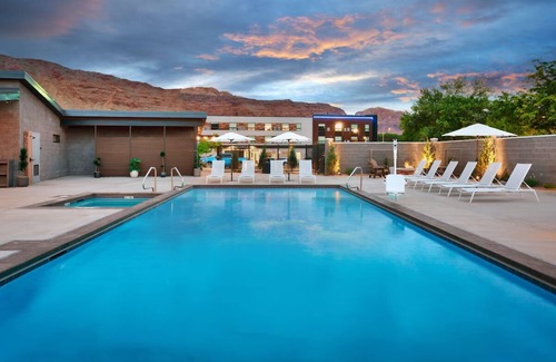 Moab Hotel | Gravity Haus Two Queen Room, Central Location, Dog-friendly Property w/Pool