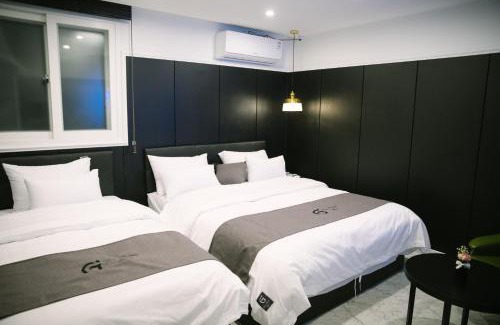 Chungmu Hotel | Gray hotel