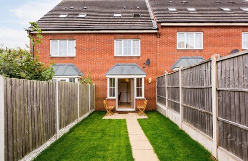 Tipton House | Great 4 bed house in Black Country
