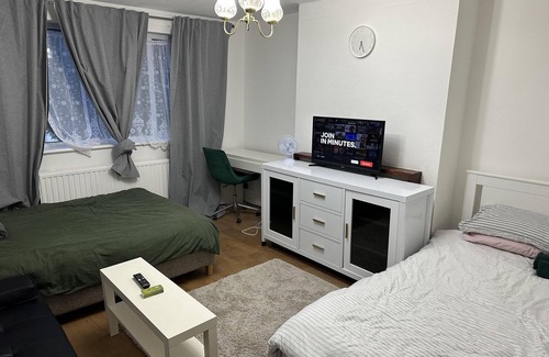 Brent House | Great 5-Bed Wembley Home 25min from Central London